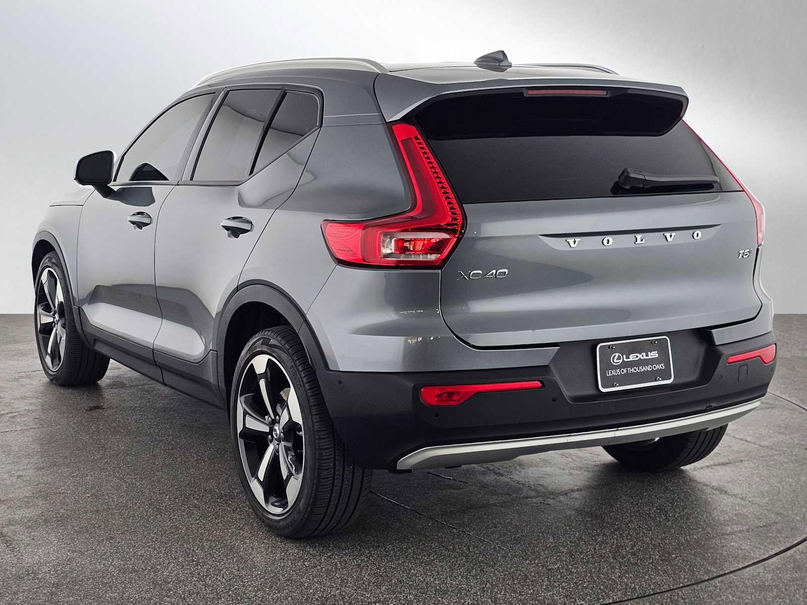 Used 2019 Volvo XC40 T5 Momentum image 5