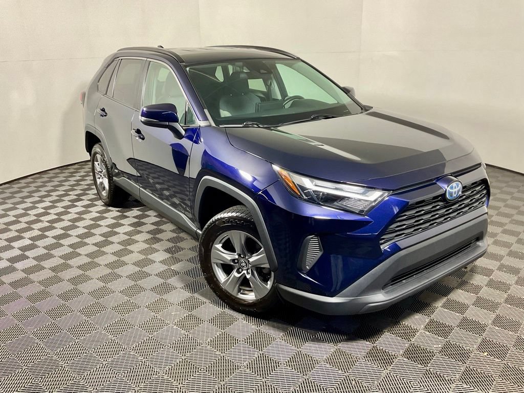 Used 2022 Toyota RAV4 XLE AWD/4WD image 4