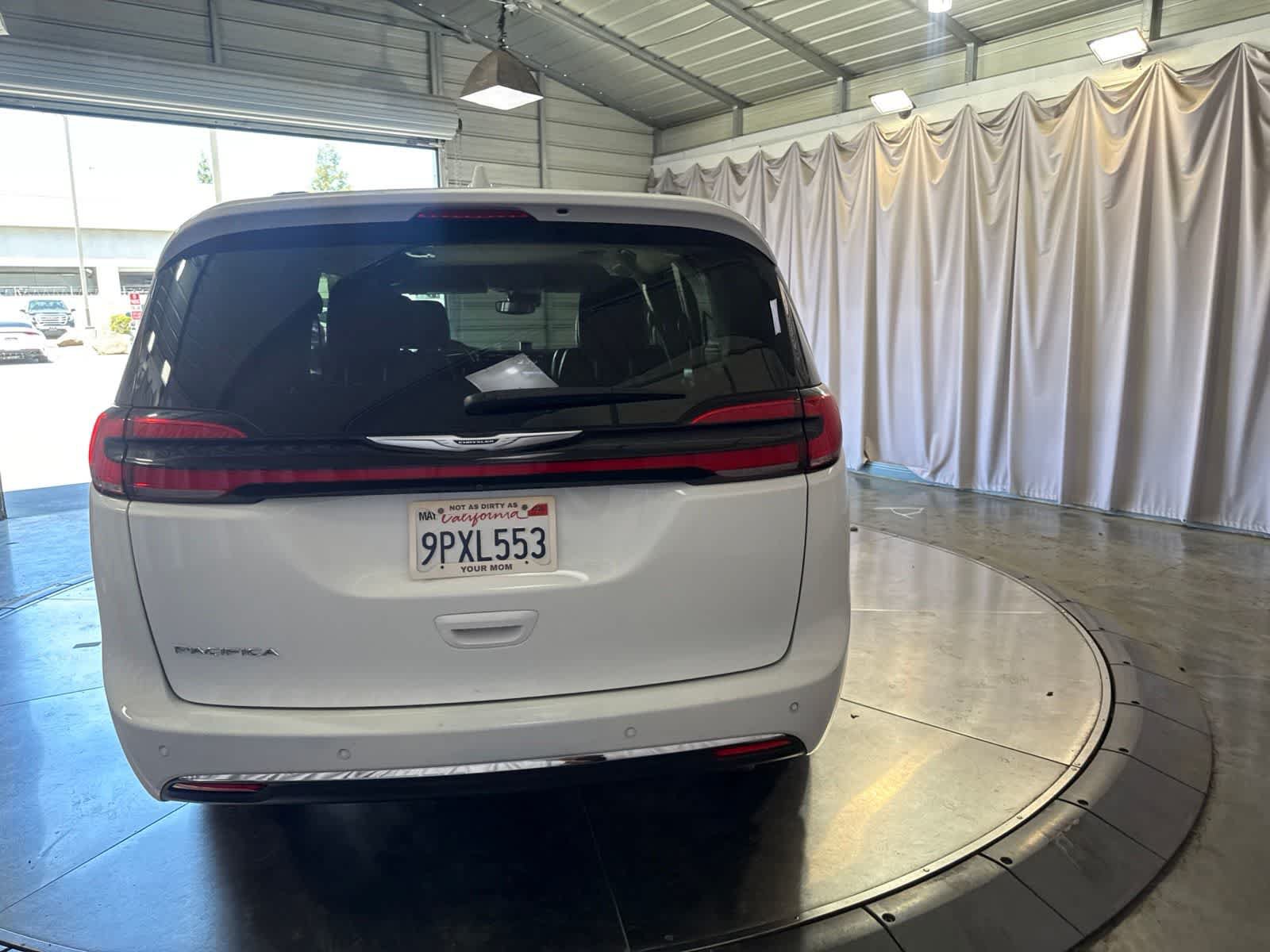 Used 2022 Chrysler Pacifica Touring-L FWD image 6