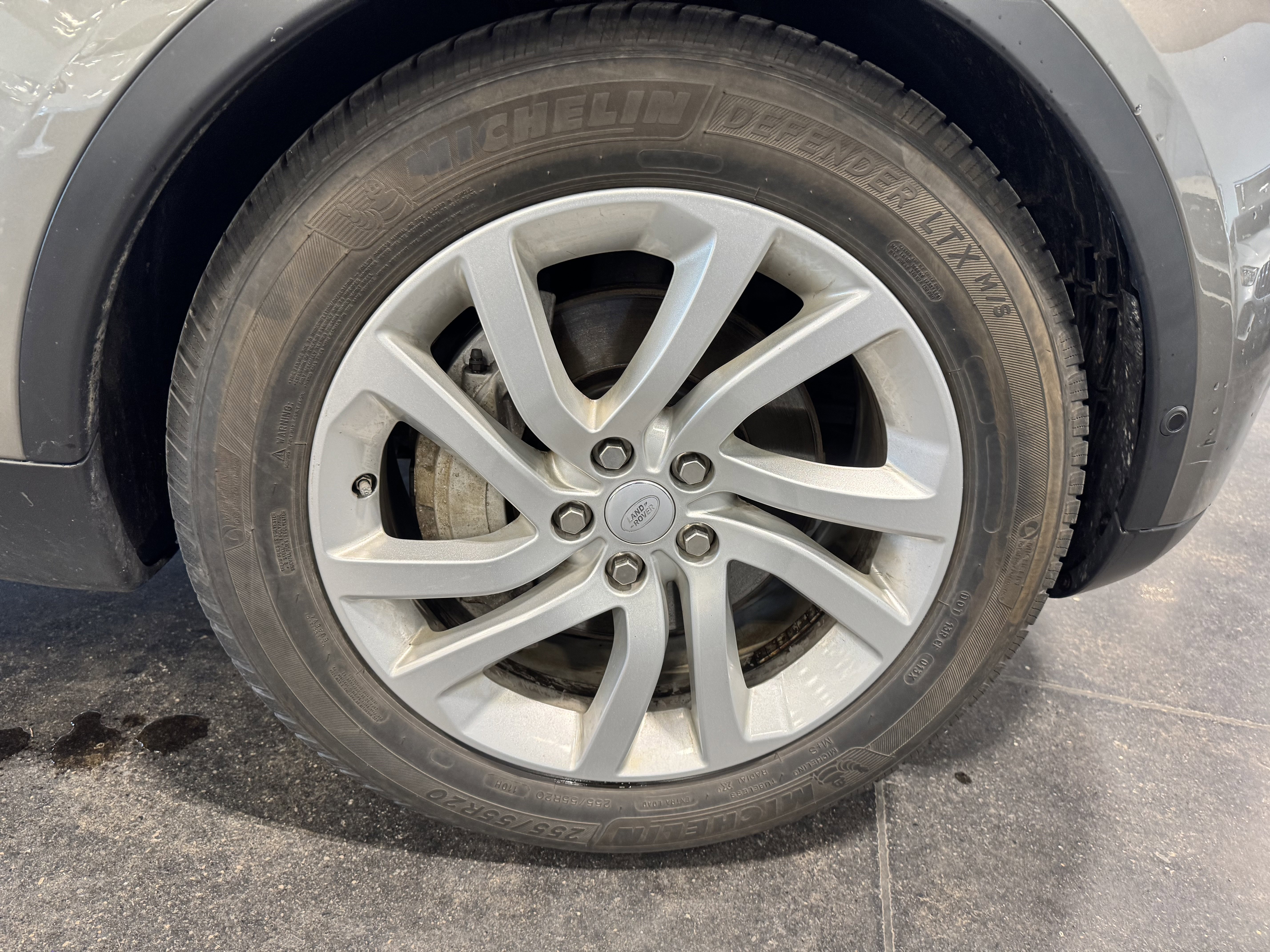 Used 2018 Land Rover Discovery HSE image 34