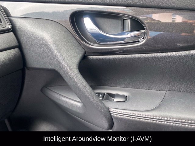 Used 2018 Nissan Rogue SV w/ Premium Package FWD image 16