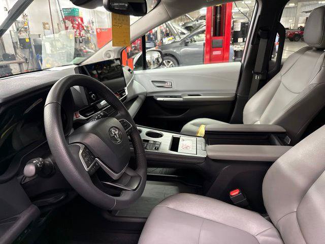 Certified 2025 Toyota Sienna XLE w/ XLE Plus Package AWD/4WD image 4