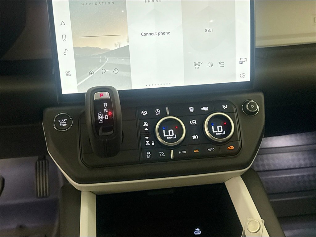 New 2026 Land Rover Defender 130 X-Dynamic SE image 15