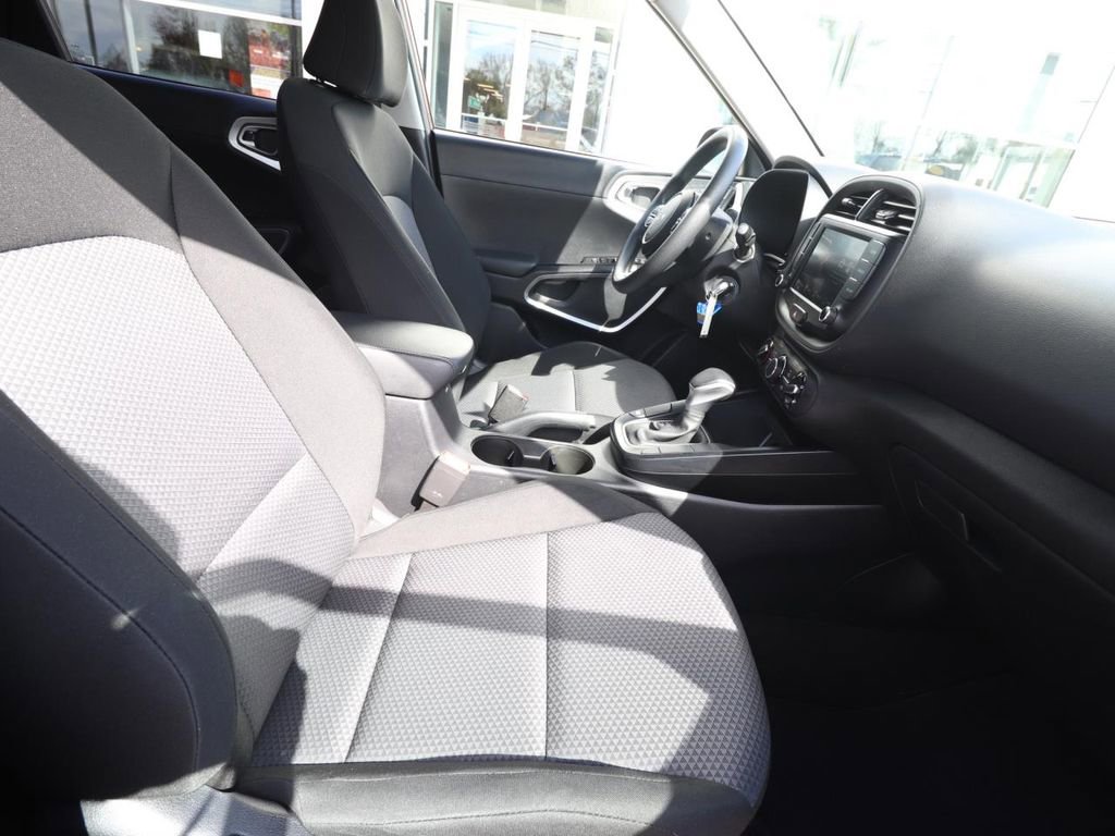 Used 2025 Kia Soul LX w/ LX Technology Package image 12