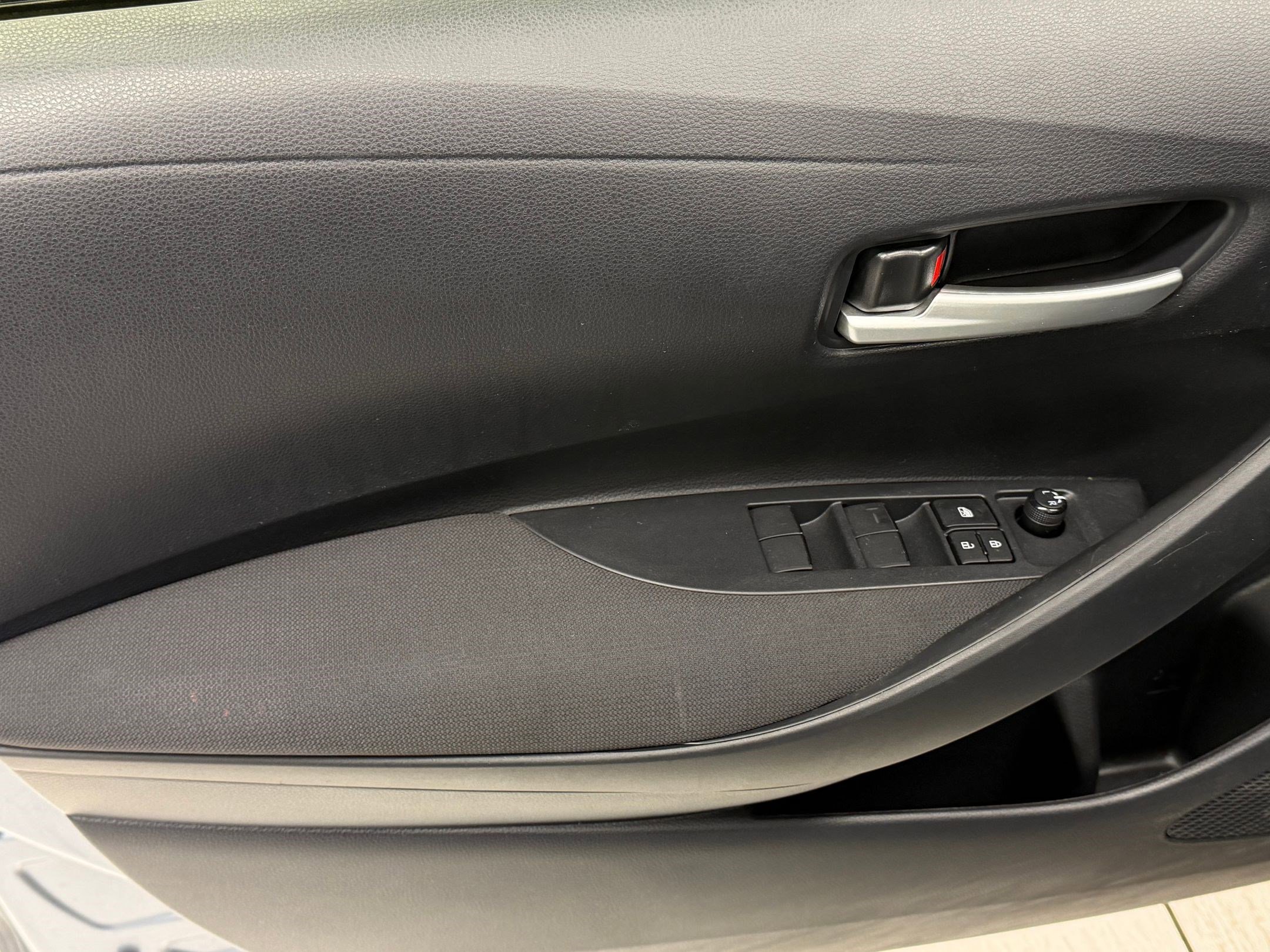 Used 2021 Toyota Corolla LE w/ Carpet Mat Package (TMS) image 10