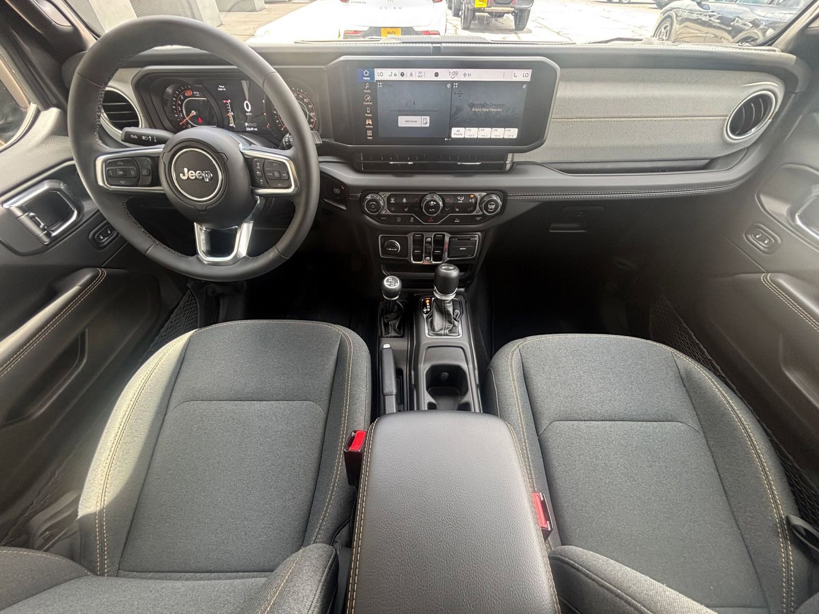 Used 2025 Jeep Wrangler Unlimited Sahara AWD/4WD image 33