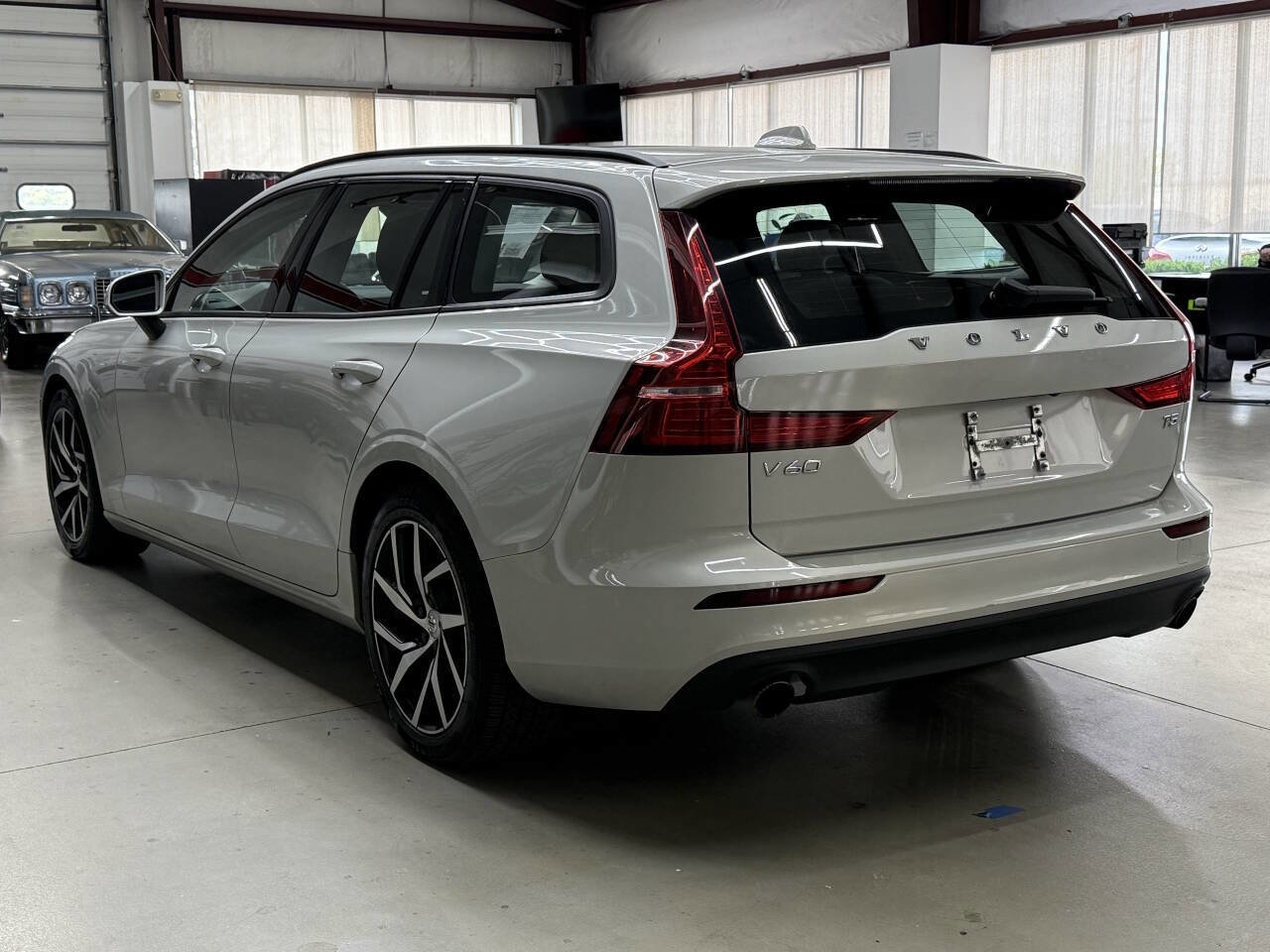 Used 2020 Volvo V60 T5 Momentum image 3