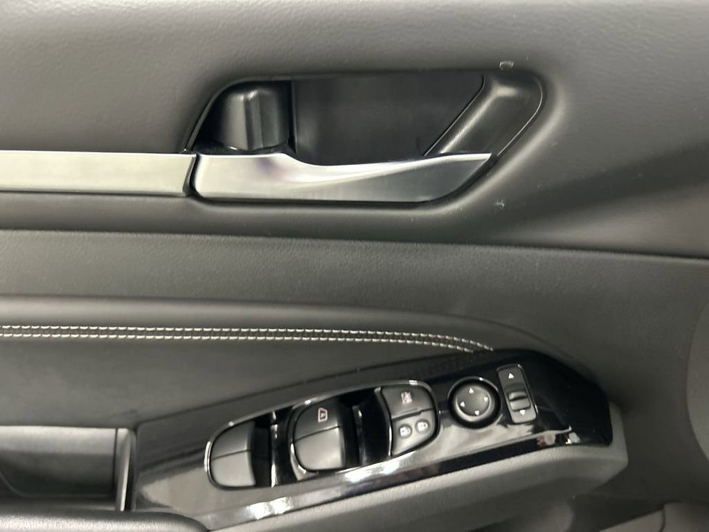 Used 2023 Nissan Altima 2.5 SV w/ SV Premium Package AWD/4WD image 11