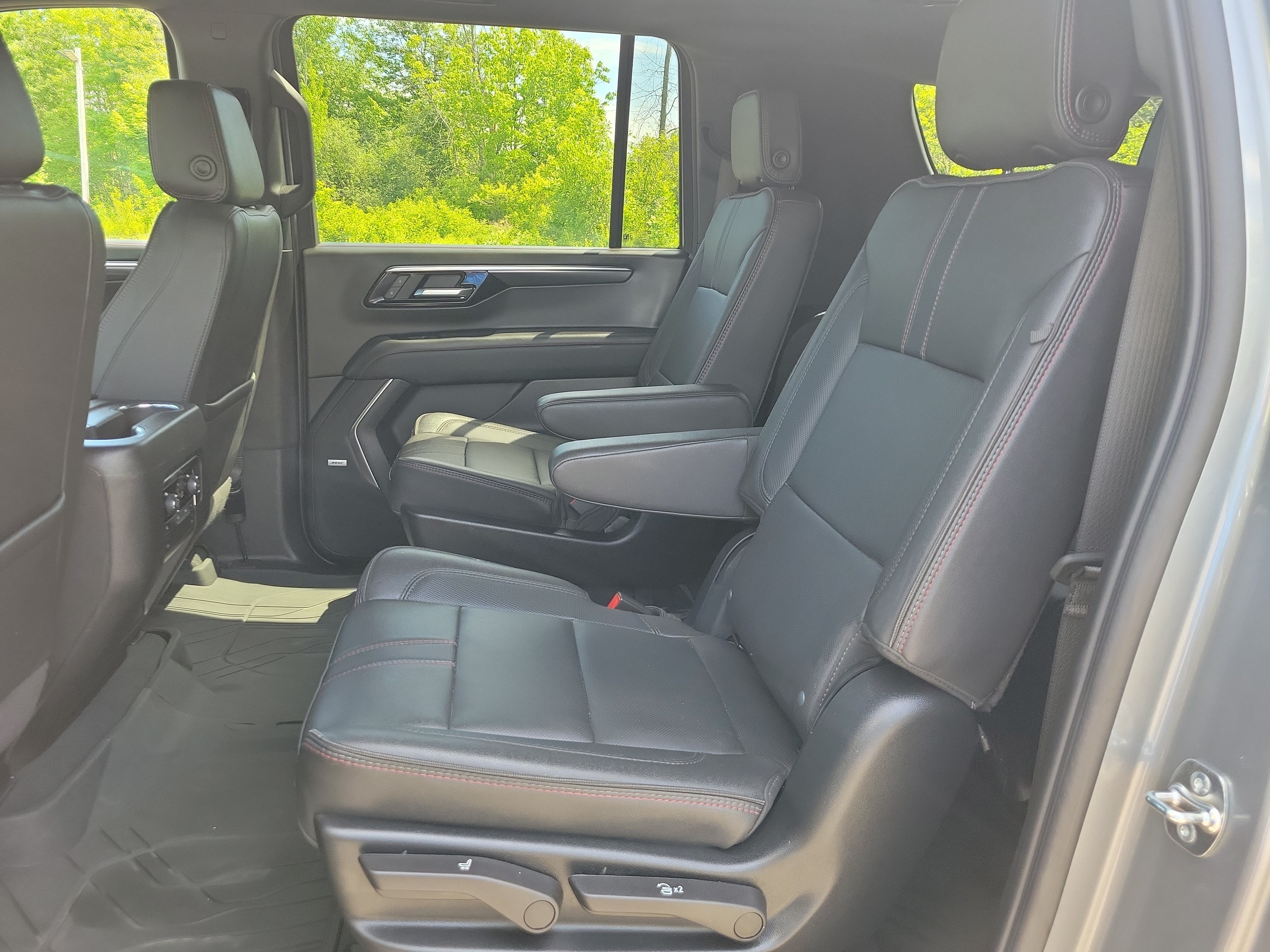 Used 2025 Chevrolet Suburban RST w/ Comfort Package AWD/4WD image 16