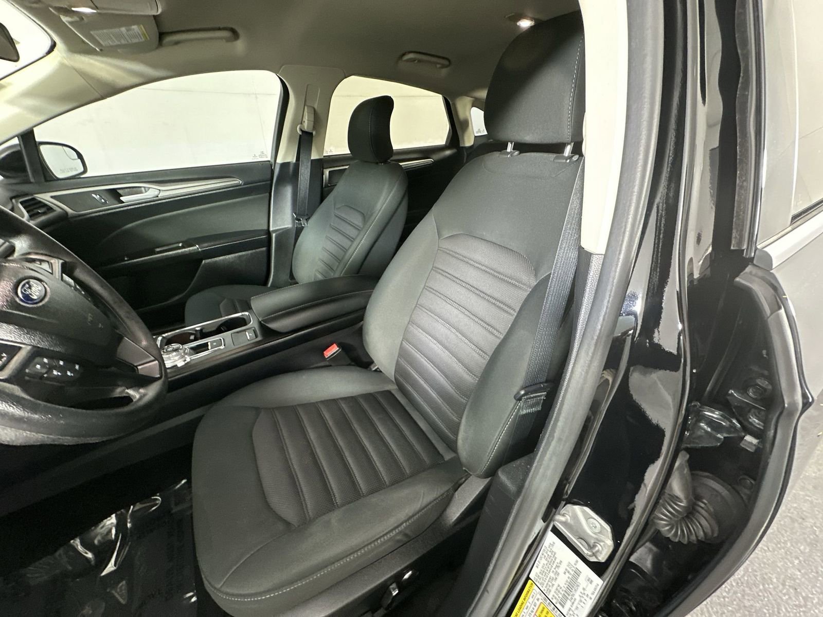 Used 2017 Ford Fusion SE w/ Fusion SE Technology Package image 11