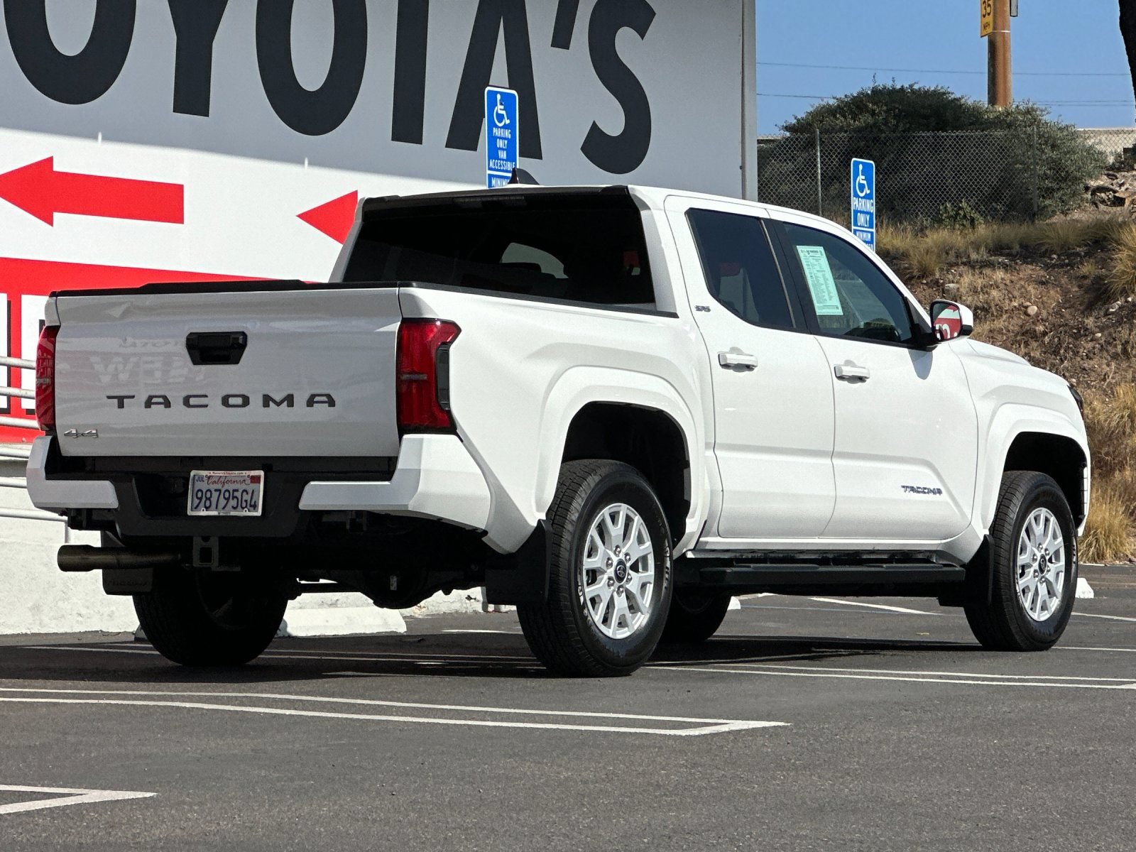Used 2025 Toyota Tacoma SR5 AWD/4WD image 5