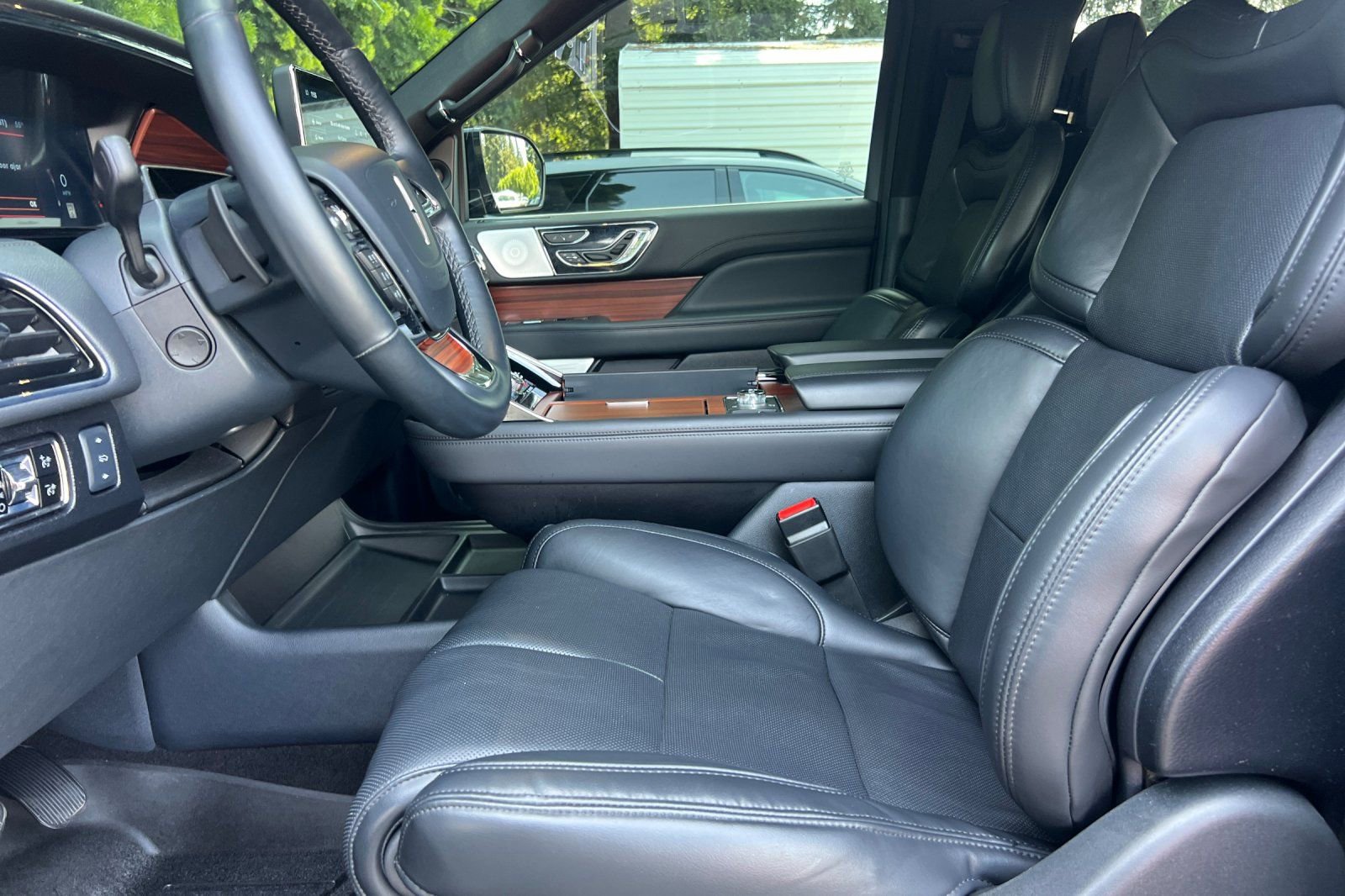 Certified 2024 Lincoln Navigator L Reserve AWD/4WD image 10