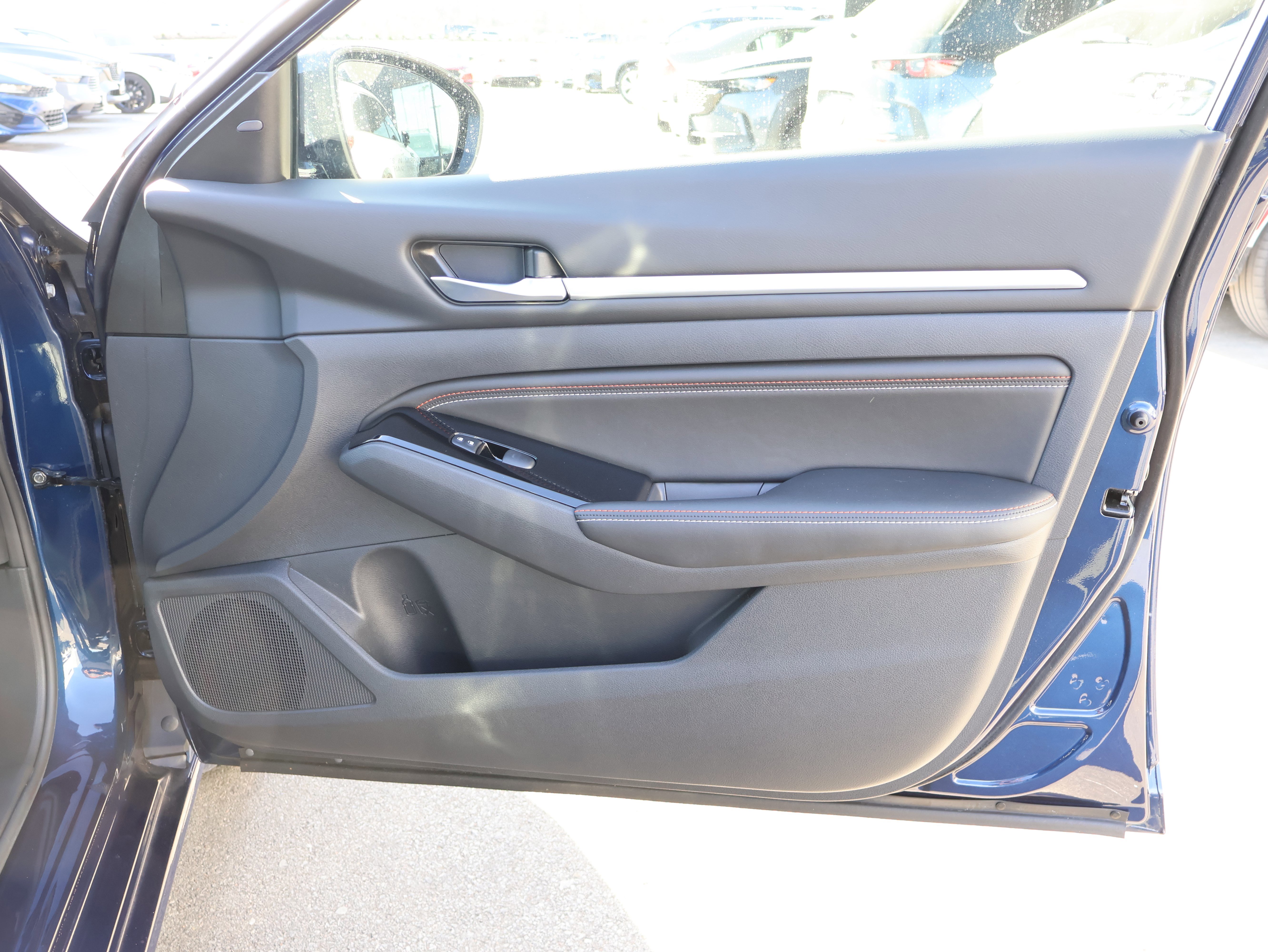 Used 2023 Nissan Altima 2.5 SR w/ SR Premium Package image 9