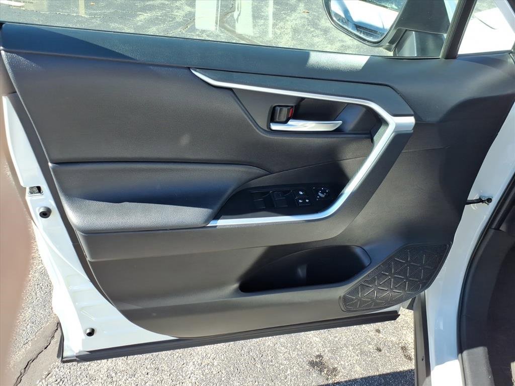 Used 2021 Toyota RAV4 XLE w/ Convenience Package image 7