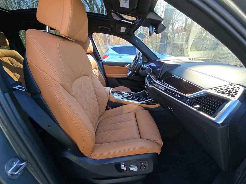 Used 2023 BMW X7 xDrive40i w/ Premium Package AWD/4WD image 5