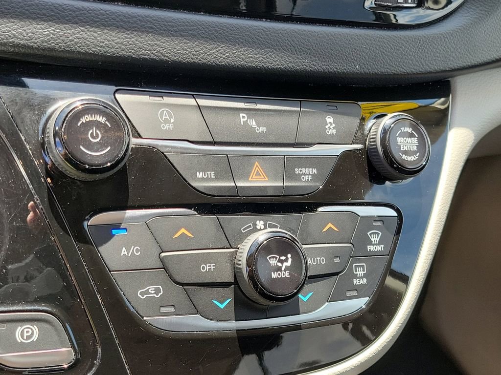 Used 2018 Chrysler Pacifica Touring-L FWD image 29