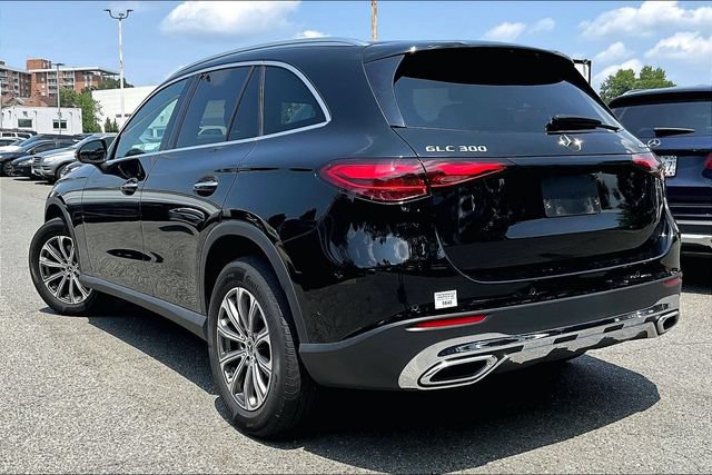 Used 2023 Mercedes-Benz GLC 300 4MATIC image 3