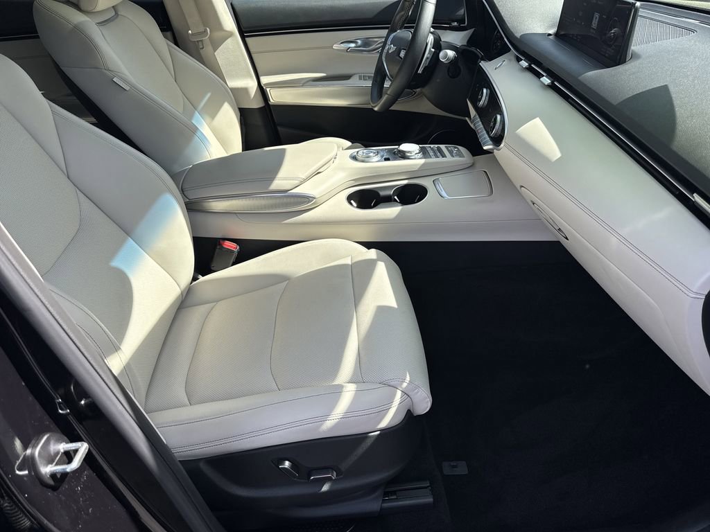 Used 2025 Genesis GV70 2.5T w/ Select Package image 13