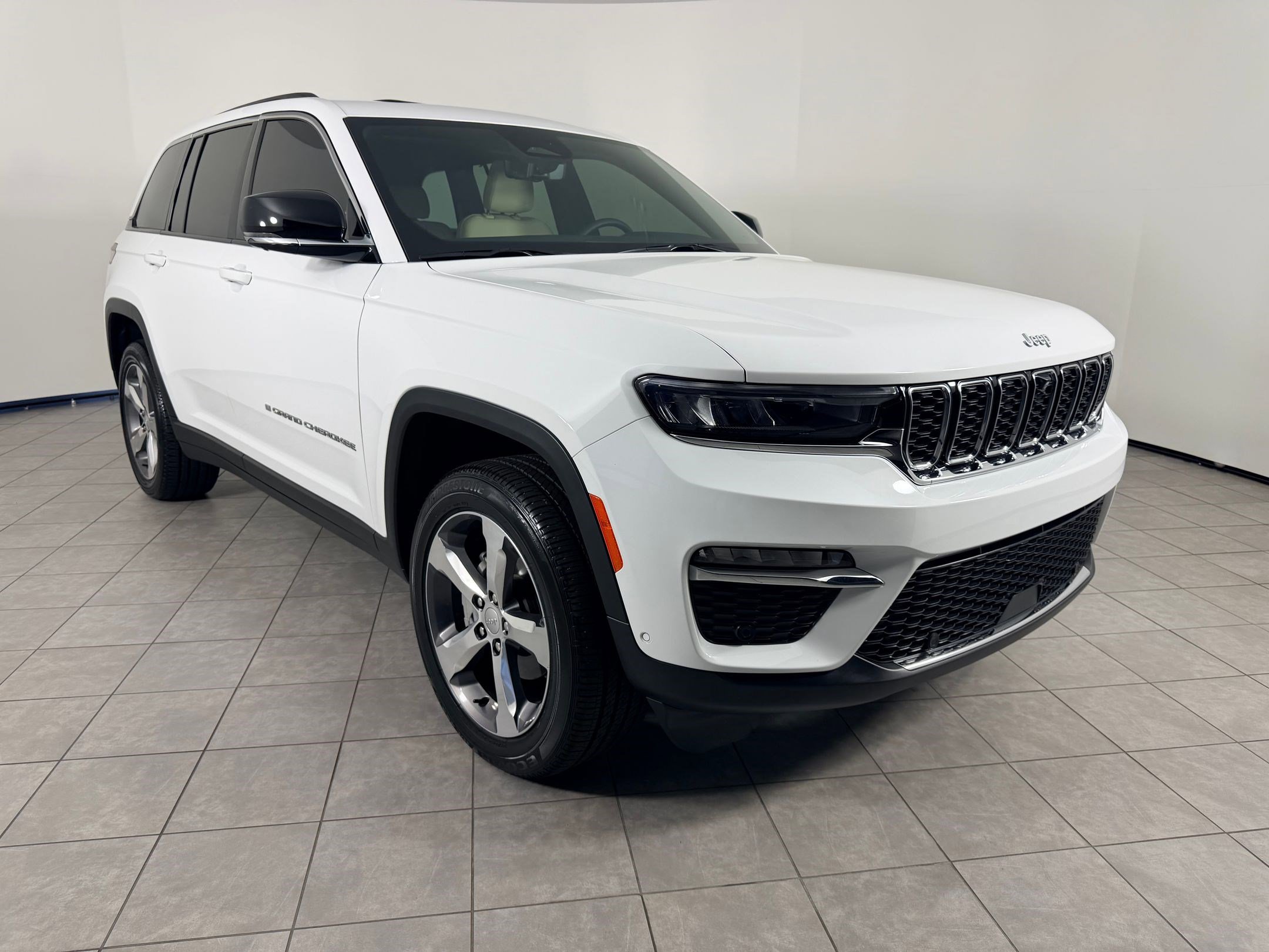 Used 2025 Jeep Grand Cherokee Limited w/ Luxury Tech Group II image 7