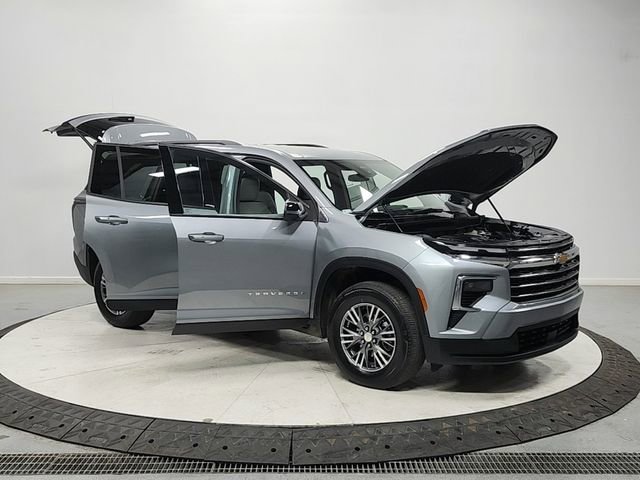 Used 2025 Chevrolet Traverse LT FWD image 9