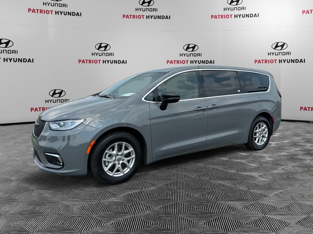 Used 2025 Chrysler Pacifica Select FWD image 7
