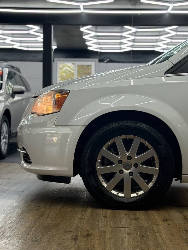 Used 2015 Chrysler Town & Country Touring w/ Driver Convenience Group FWD image 3
