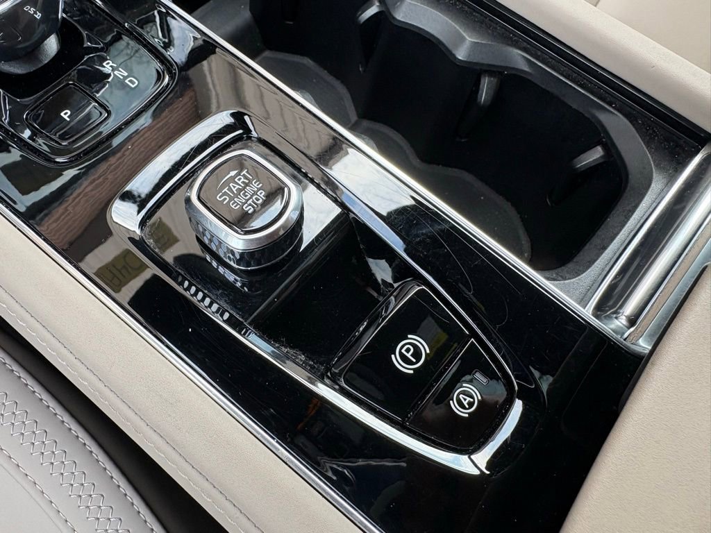 Used 2025 Volvo XC90 B6 Plus image 37