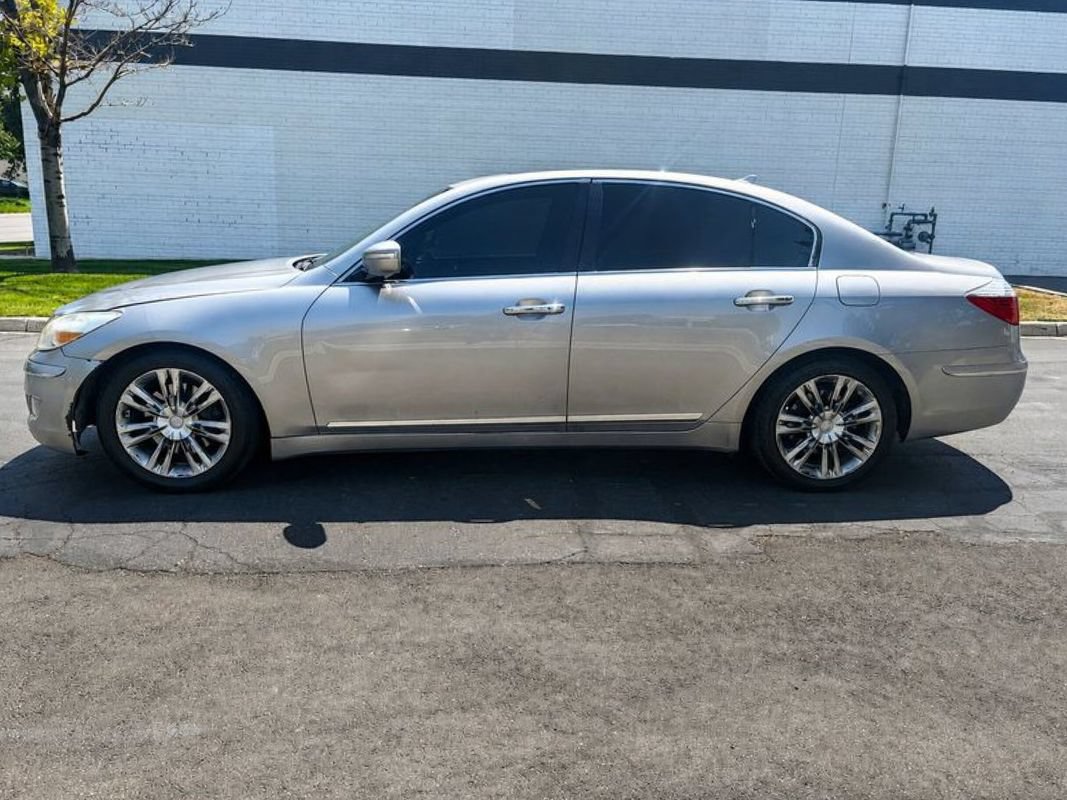 Used 2009 Hyundai Genesis 4.6 w/ Technology Pkg 5 RWD image 2