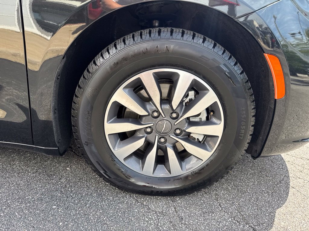 Used 2024 Chrysler Pacifica Limited FWD image 35