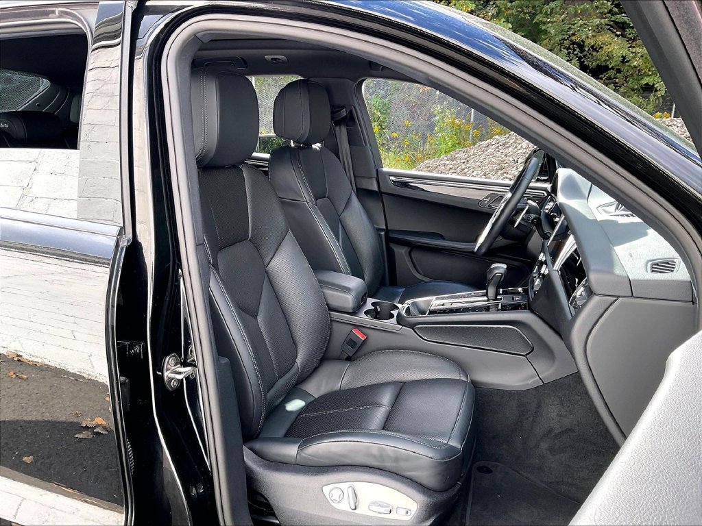 Certified 2023 Porsche Macan AWD/4WD image 12