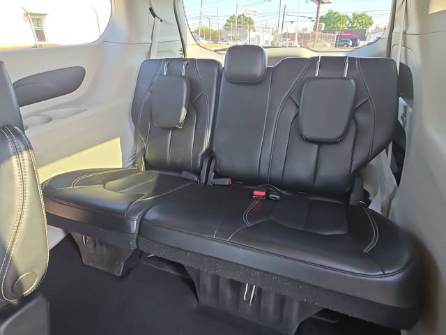 Used 2023 Chrysler Pacifica Touring-L FWD image 22