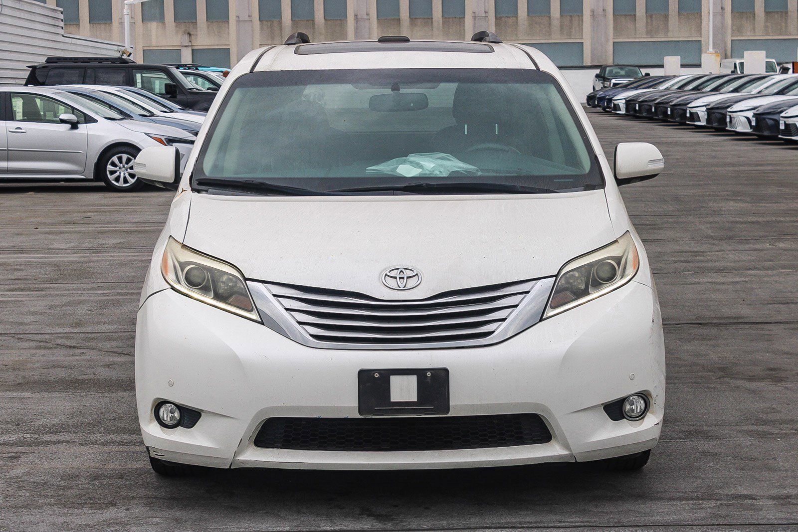 Used 2017 Toyota Sienna Limited image 3