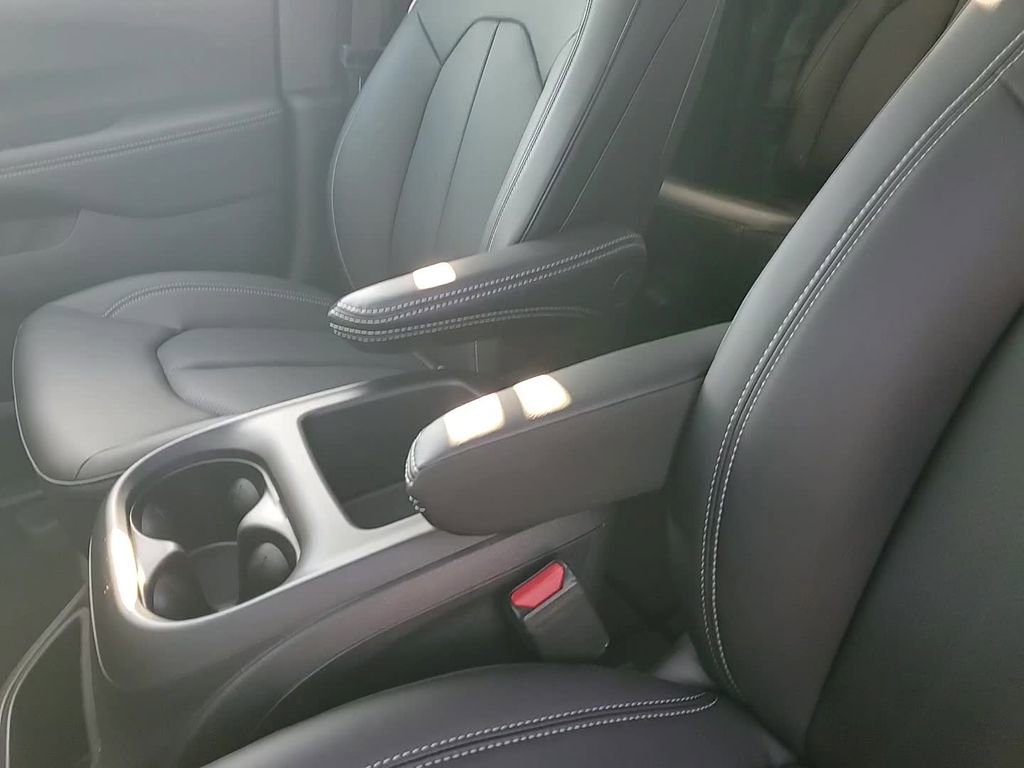 New 2026 Chrysler Pacifica Select AWD/4WD image 17