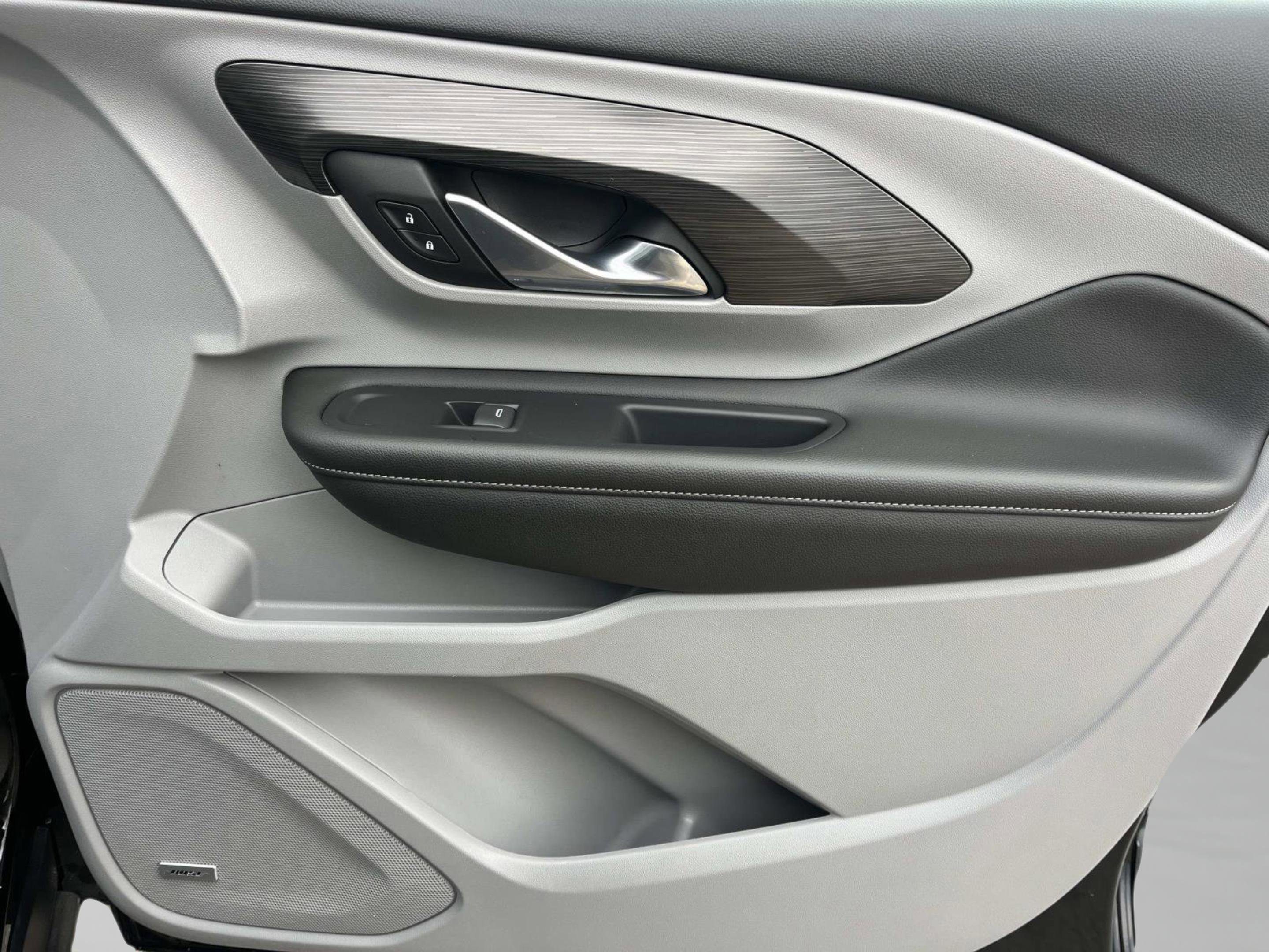 Used 2023 GMC Terrain SLT w/ Infotainment Package II image 26