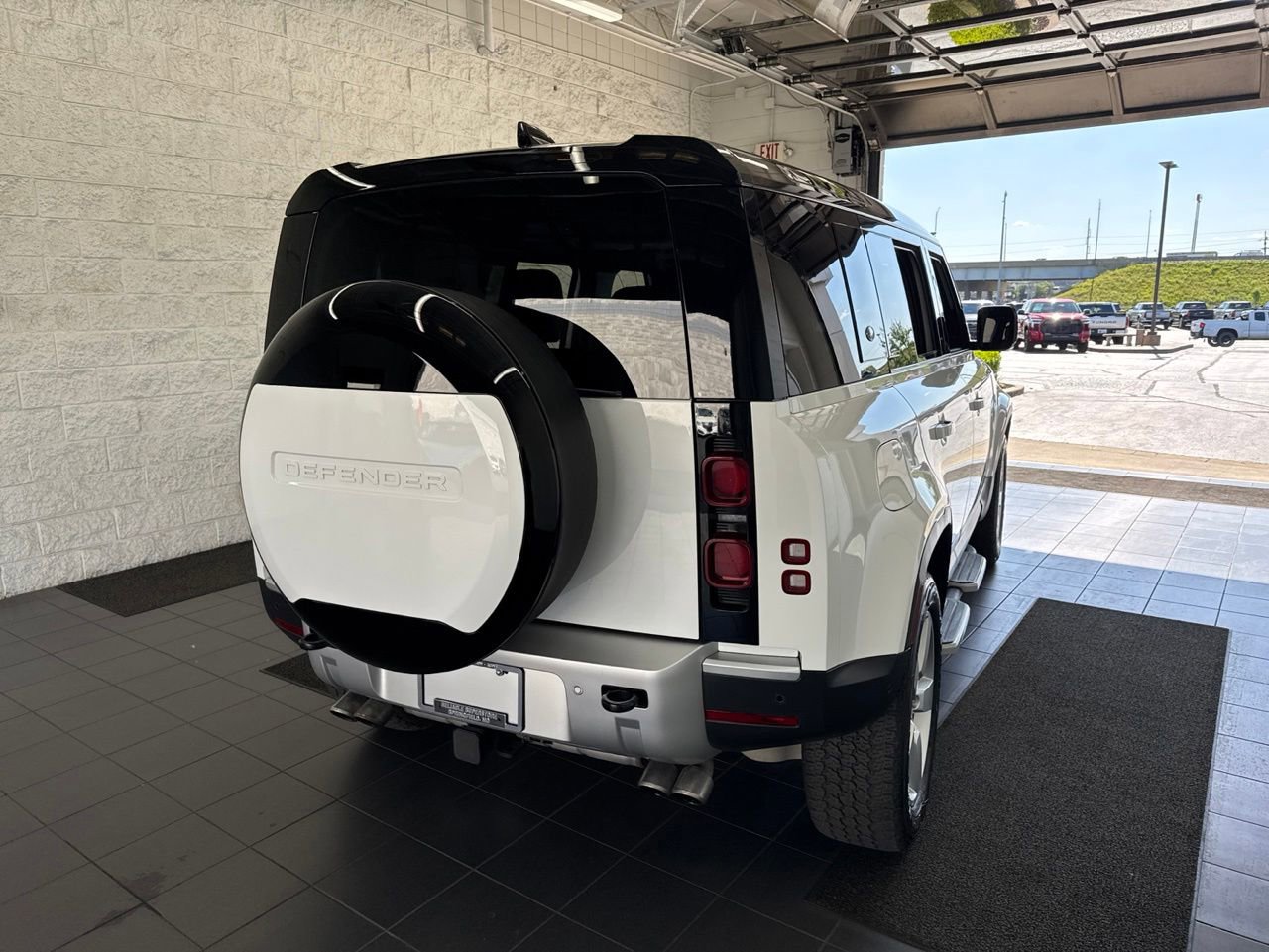 Used 2024 Land Rover Defender 110 SE AWD/4WD image 7