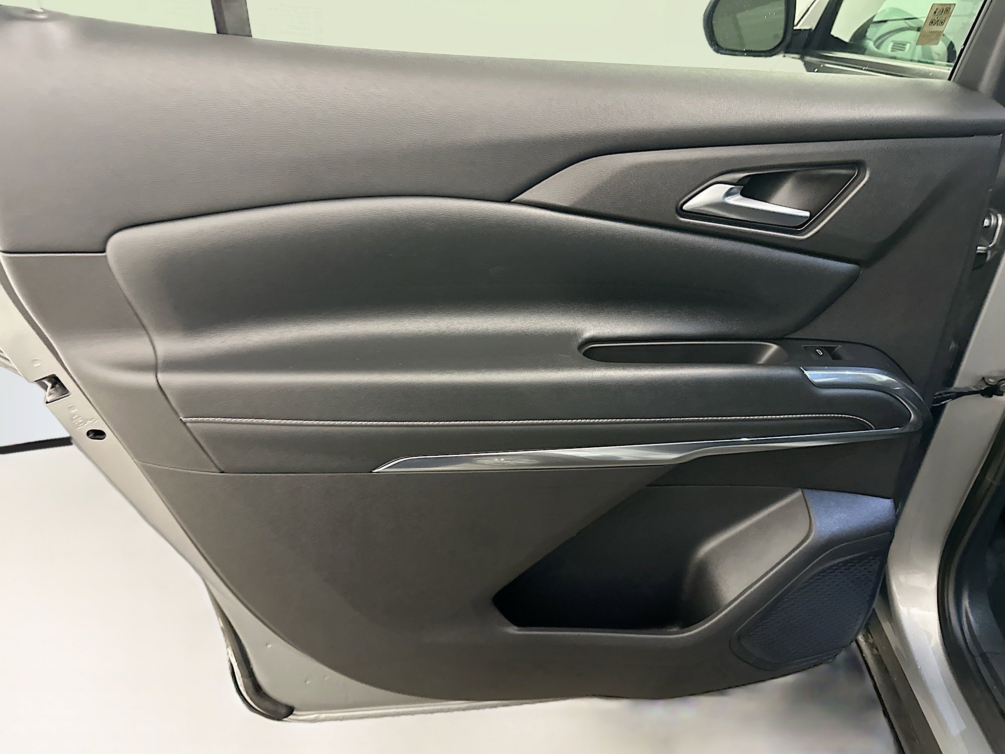 Used 2025 Chevrolet Traverse LT image 27