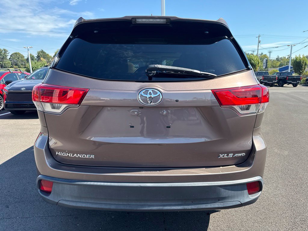 Certified 2017 Toyota Highlander XLE AWD/4WD image 3