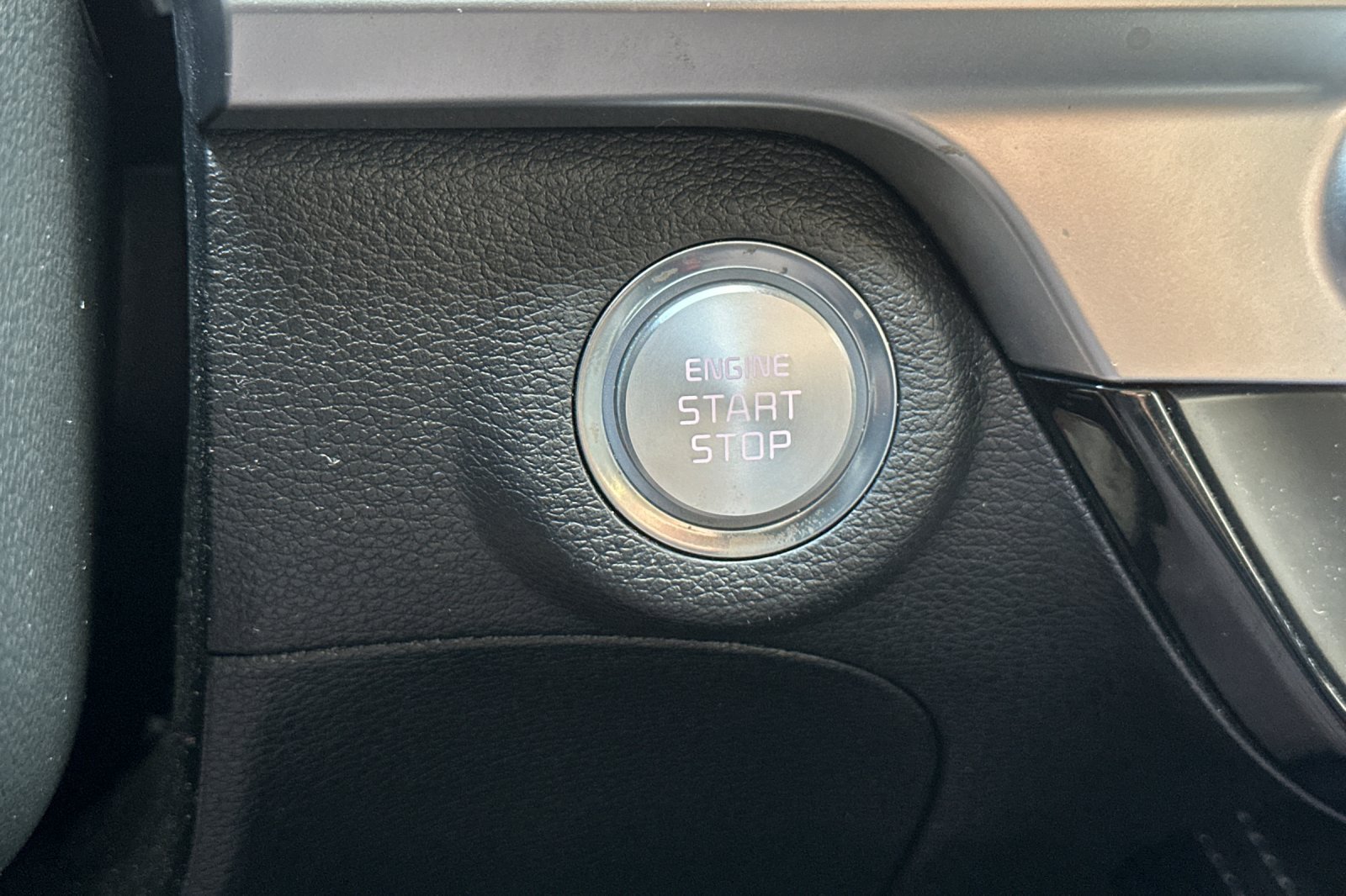 Used 2024 Kia Telluride EX w/ EX Captain's Chair Package FWD image 23