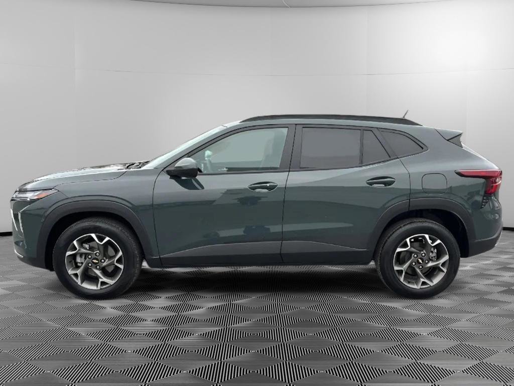 Used 2025 Chevrolet Trax LT w/ Sunroof Package image 5