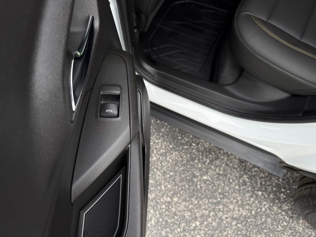 Used 2025 Chevrolet Trax ACTIV w/ Sunroof Package image 17