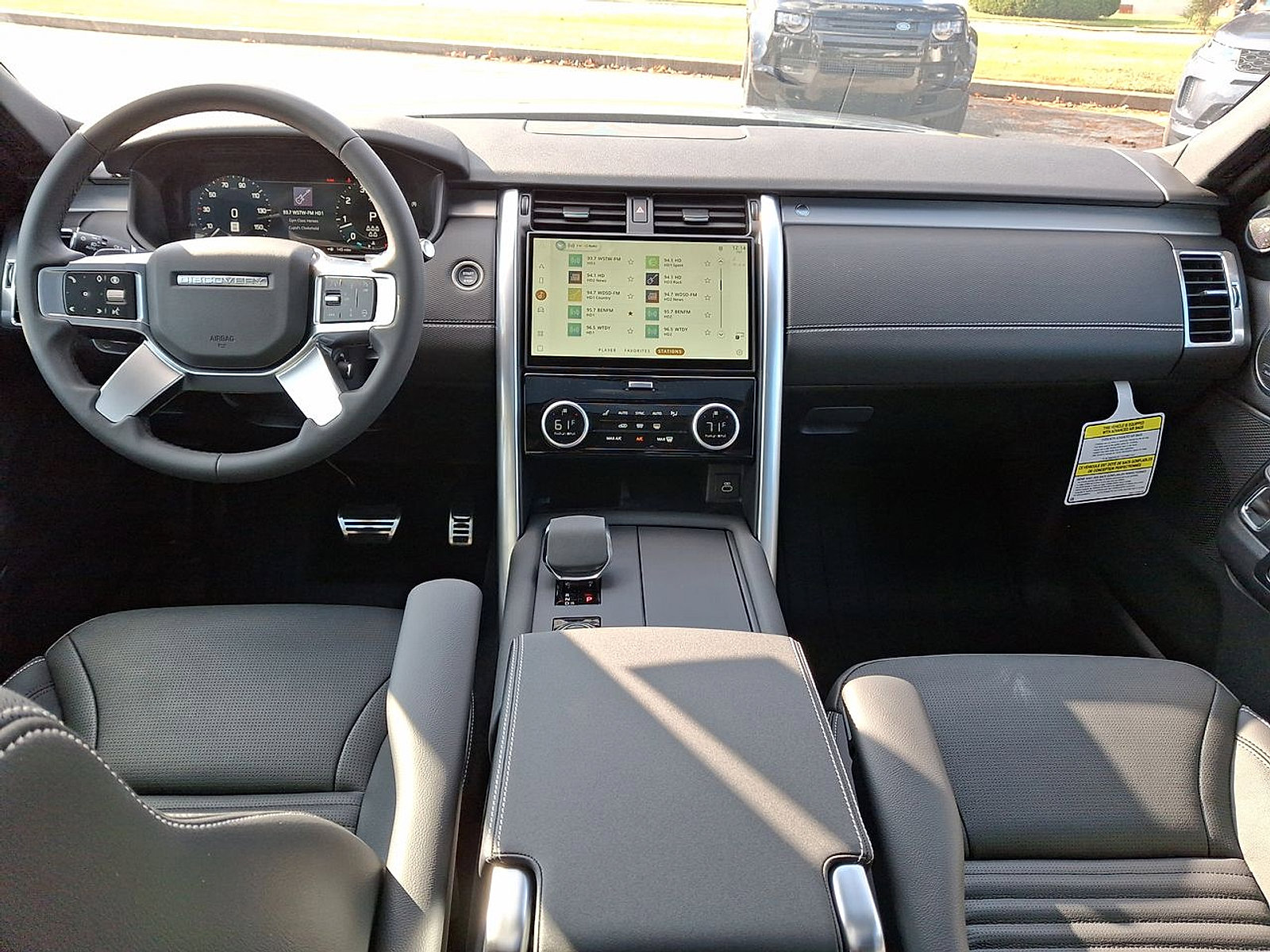 Used 2024 Land Rover Discovery Dynamic SE AWD/4WD image 10