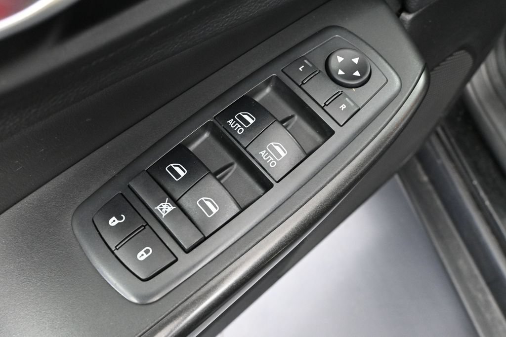 Used 2019 Jeep Cherokee Trailhawk w/ Cold Weather Group AWD/4WD image 20
