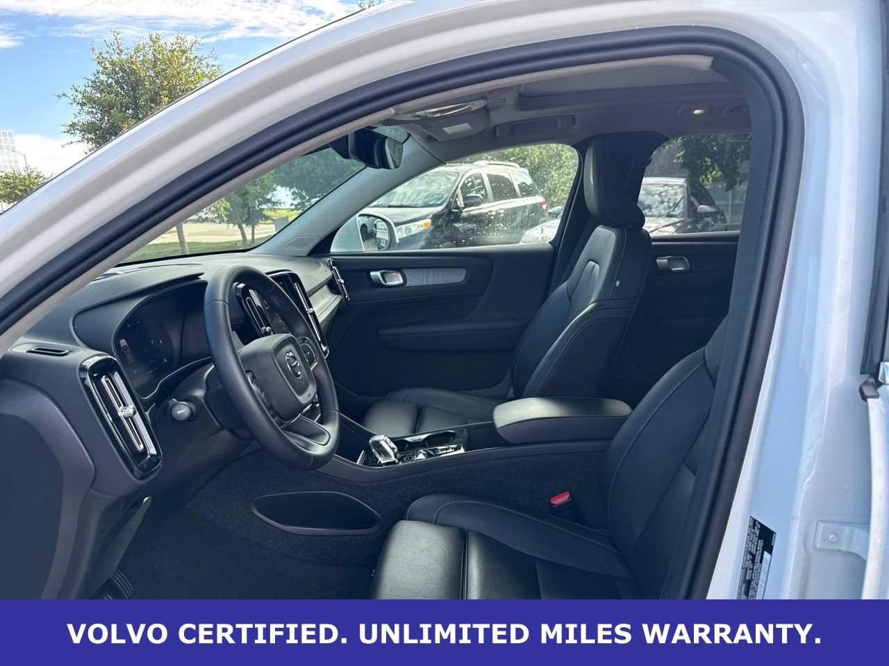 Certified 2025 Volvo XC40 B5 Plus AWD/4WD image 16