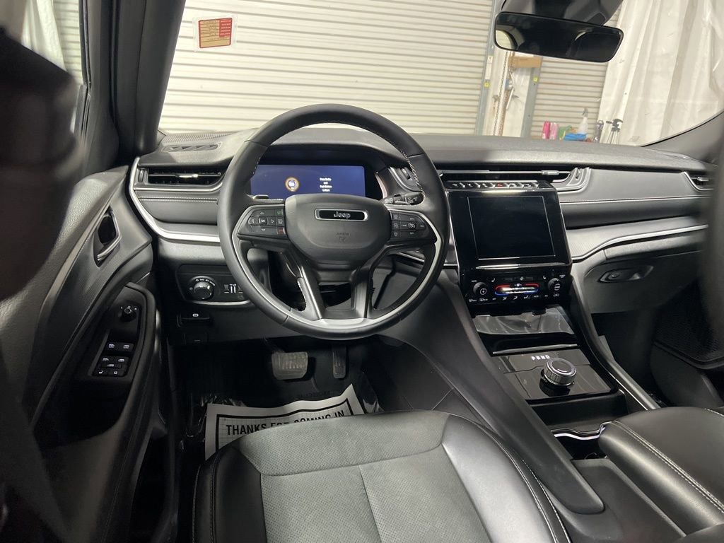 Used 2025 Jeep Grand Cherokee Altitude AWD/4WD image 18