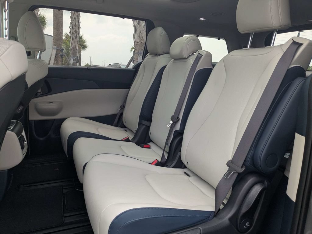 Used 2025 Kia Carnival SX FWD image 14