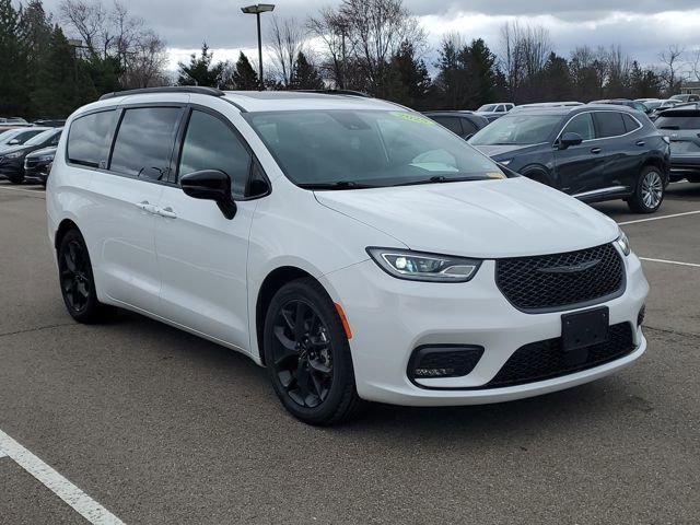 Used 2025 Chrysler Pacifica Limited image 3