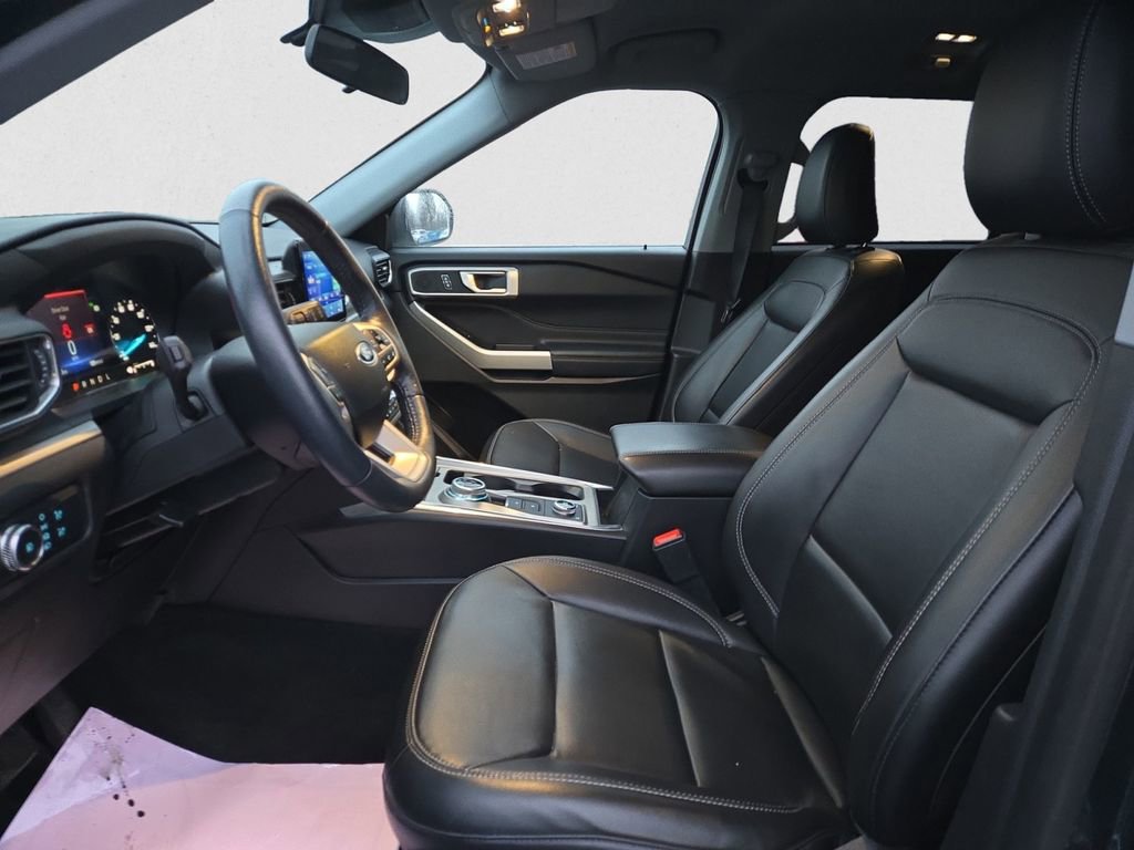 Used 2022 Ford Explorer XLT w/ Equipment Group 202A image 10