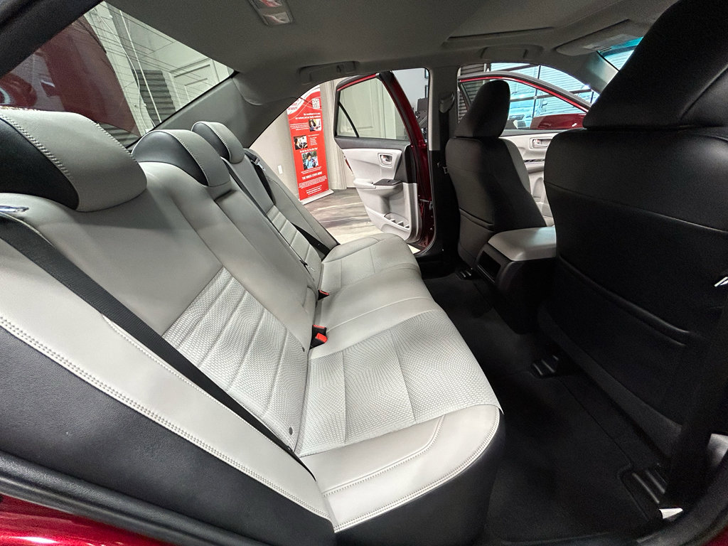 Used 2016 Toyota Camry SE w/ Moonroof Package FWD image 41