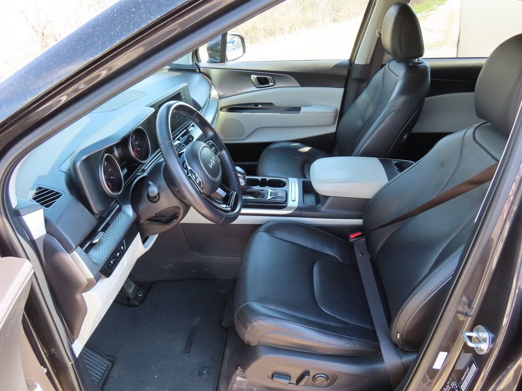 Used 2023 Kia Carnival LX FWD image 19