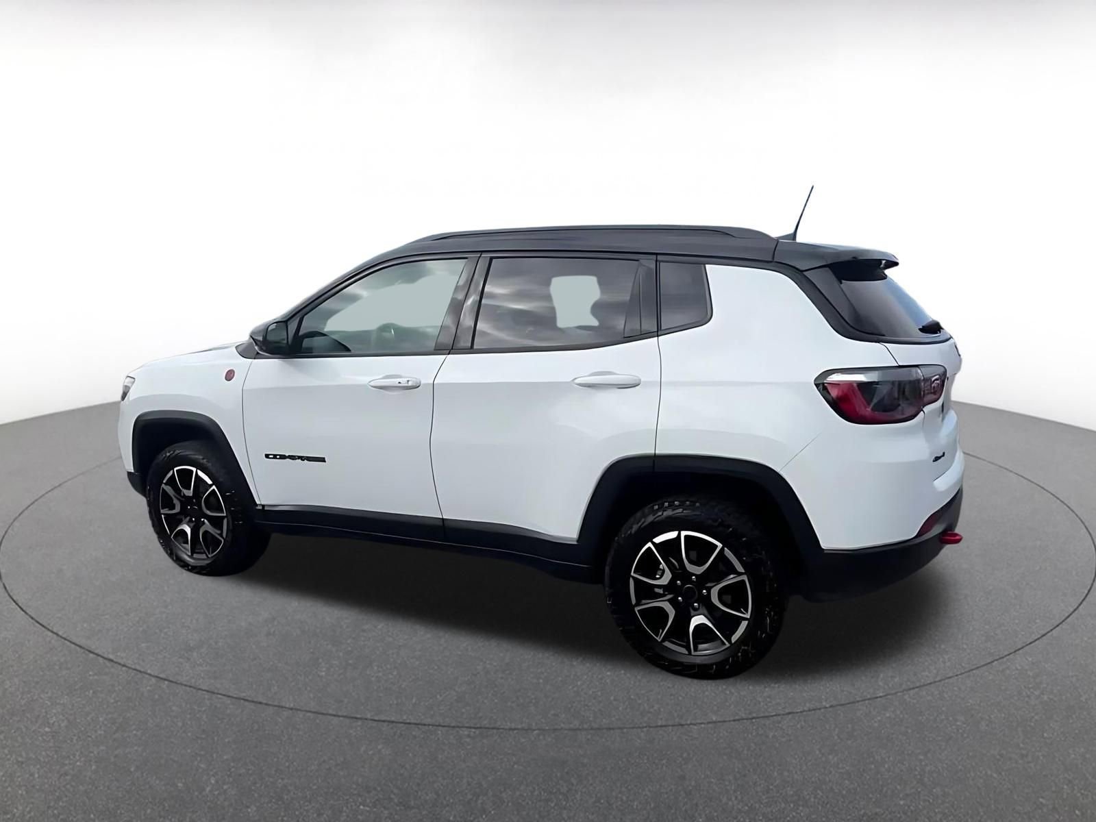 Used 2025 Jeep Compass Trailhawk AWD/4WD image 10